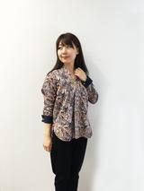 画像: トレンドの抜き衿のシャツは、長めのゆったりしたデザイン。全て出してラフに着こなしたり、フロントだけインして今風に、またボタンを全て外して、羽織り物にするなど、様々に使える便利な一枚。袖口の裏の無地使いが、ロールアップした際のアクセントに。11,000(税別)