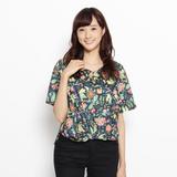 画像: 身頃のねじりデザイがポイントの五分袖ブラウスは、まるでフロント部分をふんわりとインしたようにすっきり決まるクールなデザイン。9,990円(税別)