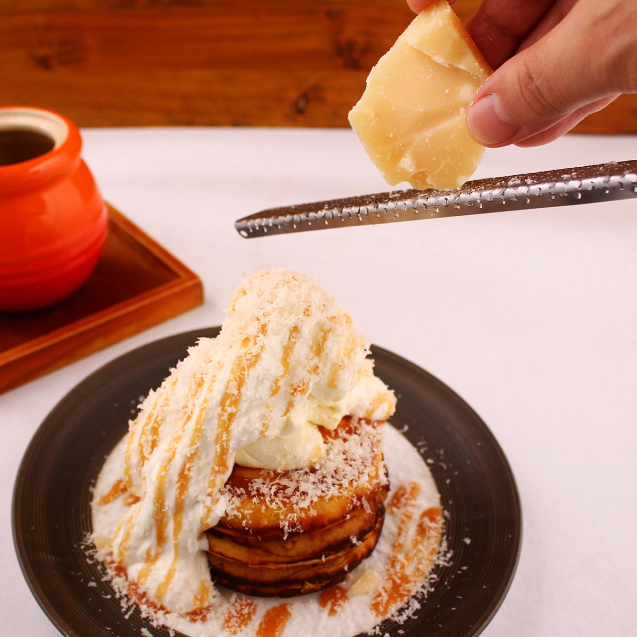 画像: チーズをたっぷりと振りかけます。女子にとって嬉しいハニーモンテビアンコとチーズのコラボレーション。