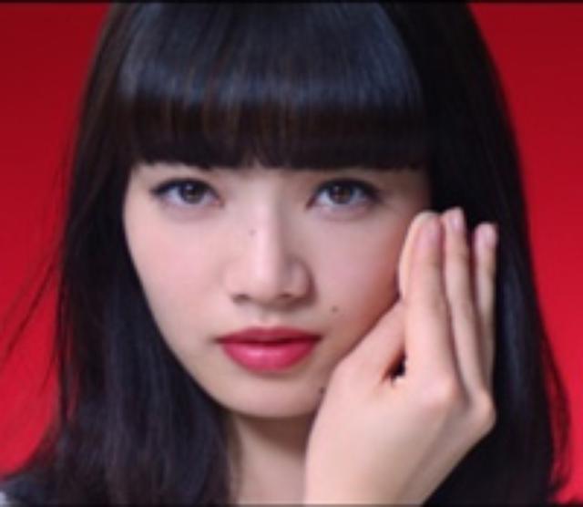 画像: ナナ(小松菜奈さん) 1991年9月生まれ・乙女座 インテリアデザイン会社のアシスタント。サバサバしていて男前な性格。最近、もうかわいいだけじゃダメなのかも?と思い始めている。