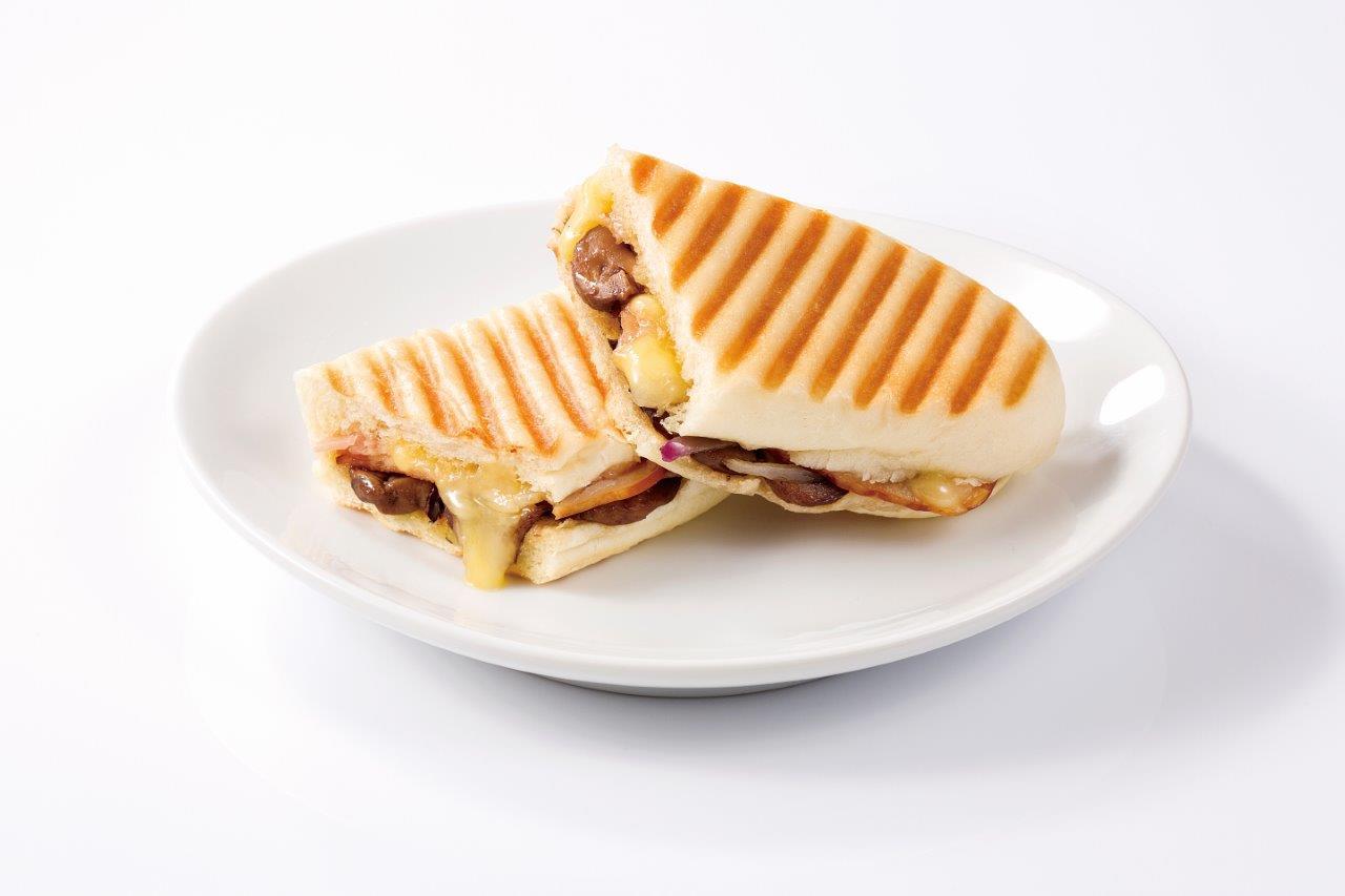 画像: 【パニーニ・グリルマッシュルームとベーコン】 セガフレードの定番メニューであるパニーニからは「グリルマッシュルームとベーコン」(480円)が登場。風味豊かなグリルマッシュルームとコクのあるベーコンのコンビネーションに、ブラックオリーブのアクセントを効かせました。パニーニはご注文をいただいてから一つひとつ焼き上げますので、こんがり焼き目のついたパニーニパンのサクッとした食感と、中の具材のコントラストを熱々のままお楽しみいただけます。秋への季節の移り変わりを舌で感じていただけるような、セガフレードの商品開発チーム一押しの一品です。