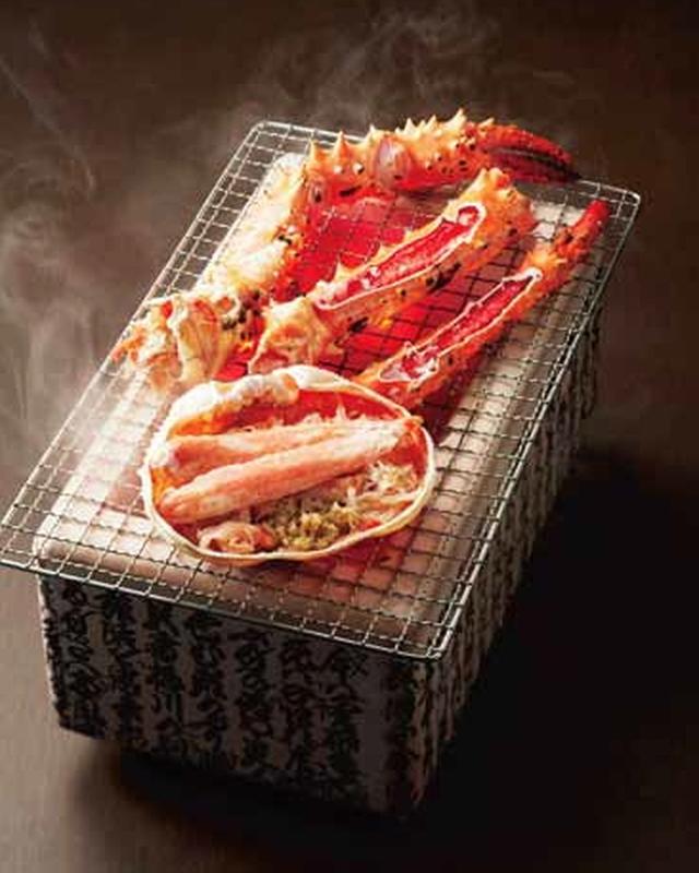 画像: 「マルマ松本商店」◎紋別市 本ずわい甲羅盛り (1個) 1,080円 【新企画】焼きいばらがに 爪付セット (1皿) 1,512円 北海道オホーツク紋別産のズワイガニを使用し、甲羅の中に「かにみそ」をいれ、その上にジューシーなほぐし身、棒肉(脚肉)をのせました。船上の漁師の食べ方を再現した「北の漁師の晩ごはん」シリーズの人気商品です。今回は新商品、焼きいばらがにもご用意いたしました。