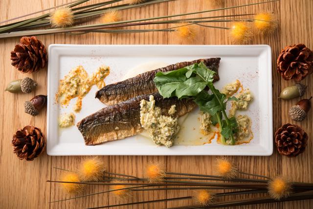 画像: ■スモーク秋刀魚のソテー なめらかなじゃがいものピューレ:1,000円 旬の秋刀魚をスモークしてからソテーし、より香ばしく深みある味わいに仕上げています。酸味のしっかりとしたグリヴィッシュソースを添え、さっぱりとお召し上がりいただけます。