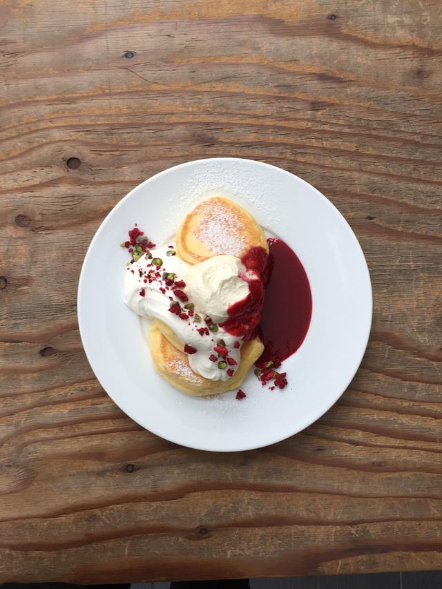 画像: 『濃厚チーズムースパンケーキ ベリーソースかけ』 濃厚でコクのあるクリームチーズとフレッシュ感のあるマスカルポーネを合わせたチーズムースを使い、そこに相性の良い自家製のベリーソースをたっぷりとかけた一品です。 価格:1,280円(税込)