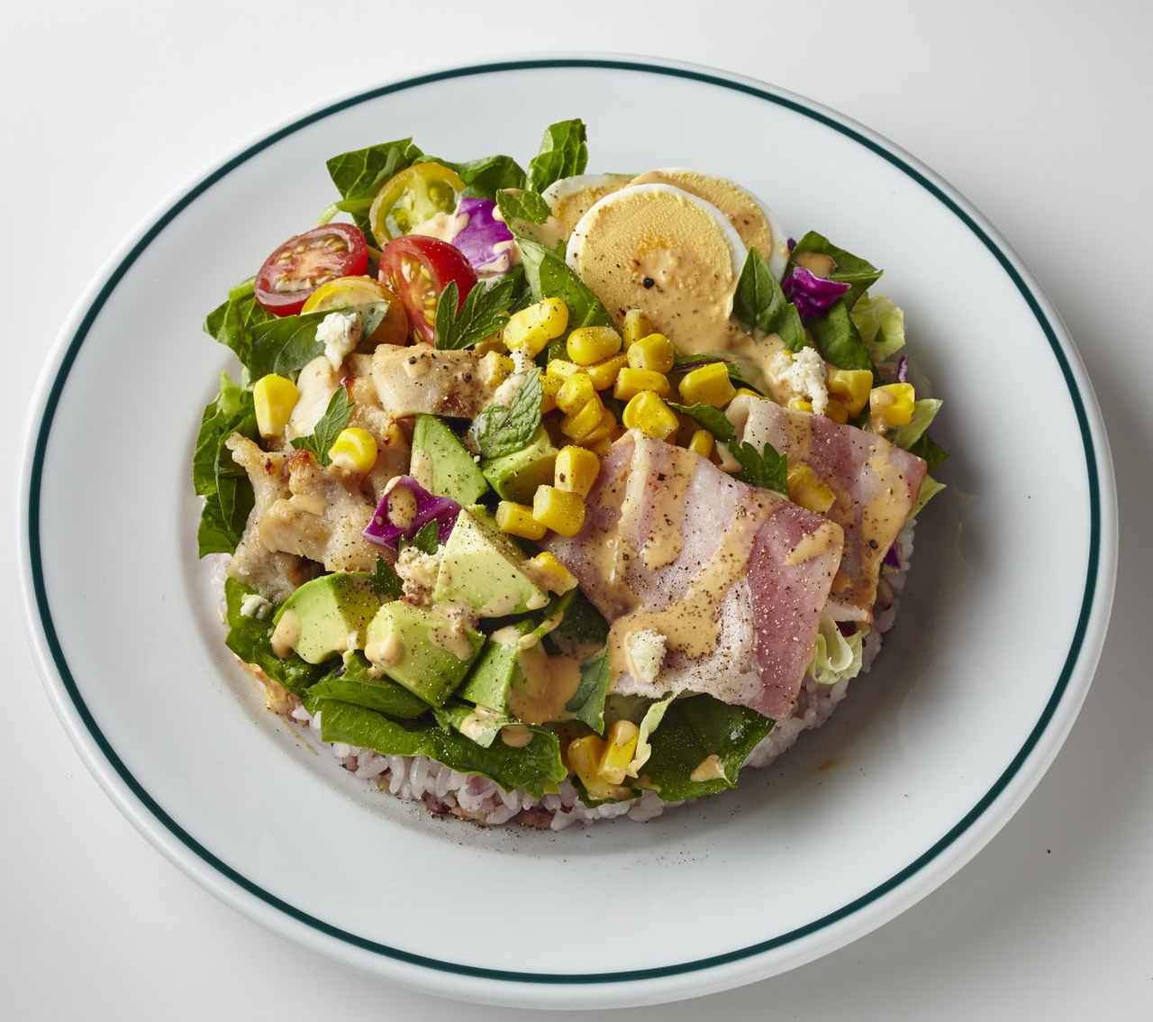 画像: ■商品名：ニューヨークコブ ■価格：1,080円 ■商品説明：チキン、ベーコン、アボカド、コーン、ゆで卵、トマトなどを合わせたボリューム満点のコブサラダ。ブルーチーズがアクセントになっています。