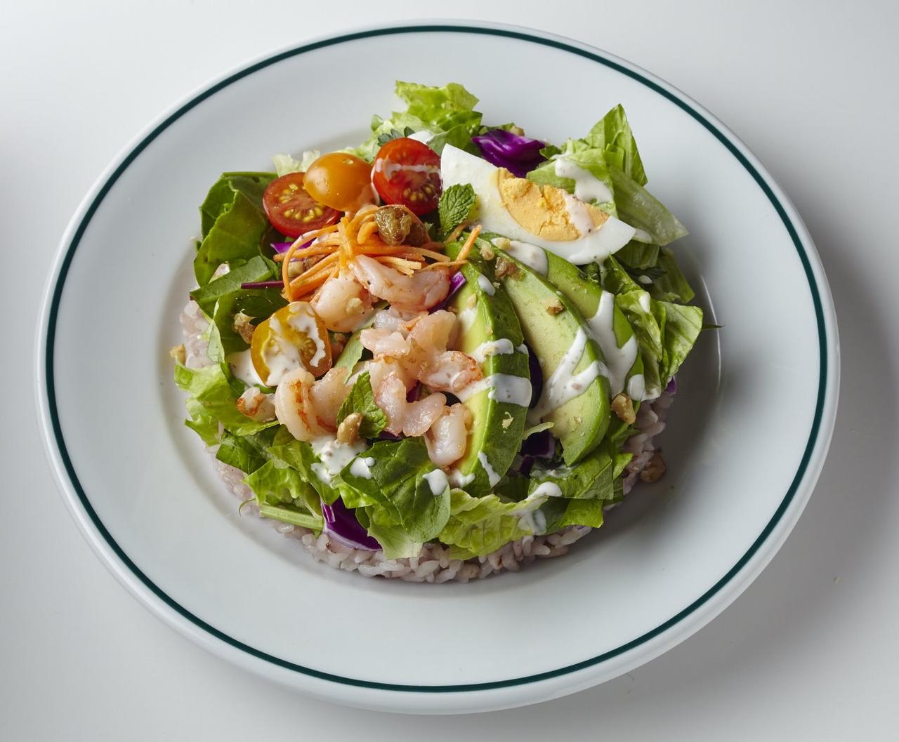 画像: ■商品名：シュリンプ＆アボカド ■価格：980円 ■商品説明：海老、アボカド、ゆで卵をのせ、クリーミーなナッツドレッシングで仕上げました。