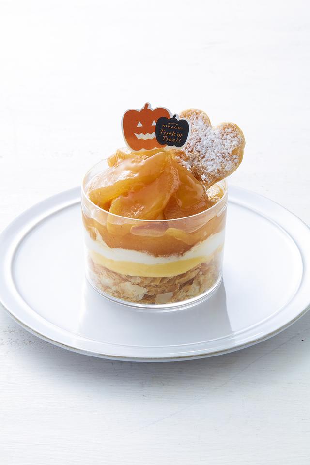 画像: ■商品名:ベリーヌ アップルパイ<ハロウィンバージョン> ■価格:562円(税込) ■販売期間:10月1日(土)~ 10月31日(月) ■商品説明:アップルパイをベリーヌ仕立てにしました。キャラメリゼして、シナモンとカルヴァドス※で香りをつけてコンポートしたりんご、ブロンドチョコレートのムース、カルヴァドスを加えた生クリーム、ディプロマットクリーム、さくさくのパイを重ねました。 ※カルヴァドス・・フランスのノルマンディー地方で作られるりんごを原料とするブランデー ※期間限定でジャック・オ・ランタンの飾りが付きます。