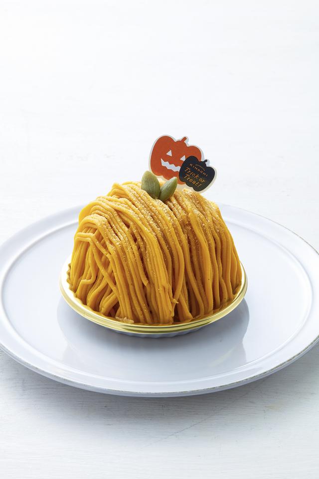 画像: ■商品名:パンプキンモンブラン<ハロウィンバージョン> ■価格:562円(税込) ■販売期間:10月1日(土)~ 10月31日(月) ■商品説明:キャラメルとパンプキンシードが入った、しっとりとしたホワイトチョコブラウニー生地の上に、軽い口当たりのパンプキンシャンティー、ほろ苦いキャラメルソースを重ね、パンプキンクリームを絞りました。 ※期間限定でジャック・オ・ランタンの飾りが付きます。