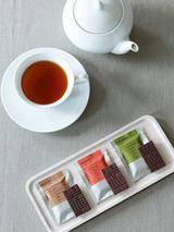 画像: <イートイン限定>紅茶と一緒に楽しむと変化する美味しさ! ティー&ミニマルチョコレートセット ■商品名:ティー&ミニマルチョコレートセット ■価格:1,200円税込 ■販売期間:10月13日(木)~10月31日(月) ■商品説明:アフタヌーンティー・ティールームとビーントゥバーチョコレート専門店ミニマルがコラボレーション。マイルドな飲み口と心地よい渋みが特徴のオリジナルブレンドティー「アフタヌーンティー」に合うように、ミニマルが特別にレシピ開発したビーントゥバーチョコレートと紅茶のペアリングセット。3種類それぞれの味わいと、ストレートティー、ミルクティーと合わせた時の味わいの変化をお楽しみください。