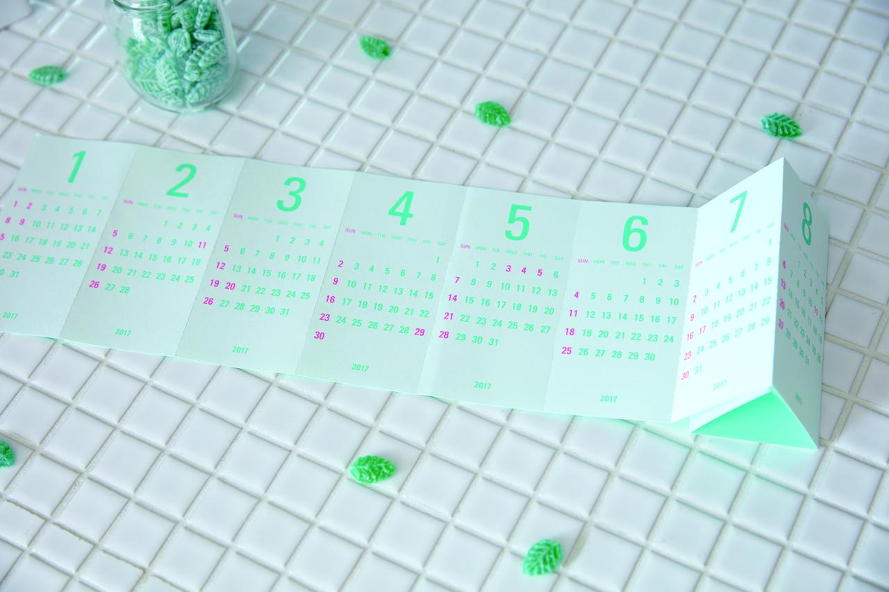 画像2: 6cm四方のスペースに収まる三角柱型カレンダー