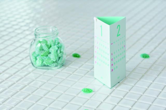 画像: 商品名 : 『Re+g Triangular』 発売開始日: 2016年9月30日(金) サイズ : W758mm×H125mm(展開時) W60mm×H125mm×D53mm(組立時) 素材 : 本体・クリップ/紙 種類 : ハッカ/ホワイト/ブラック/シルバー/ブロンズ 販売価格 : 820円(税抜)