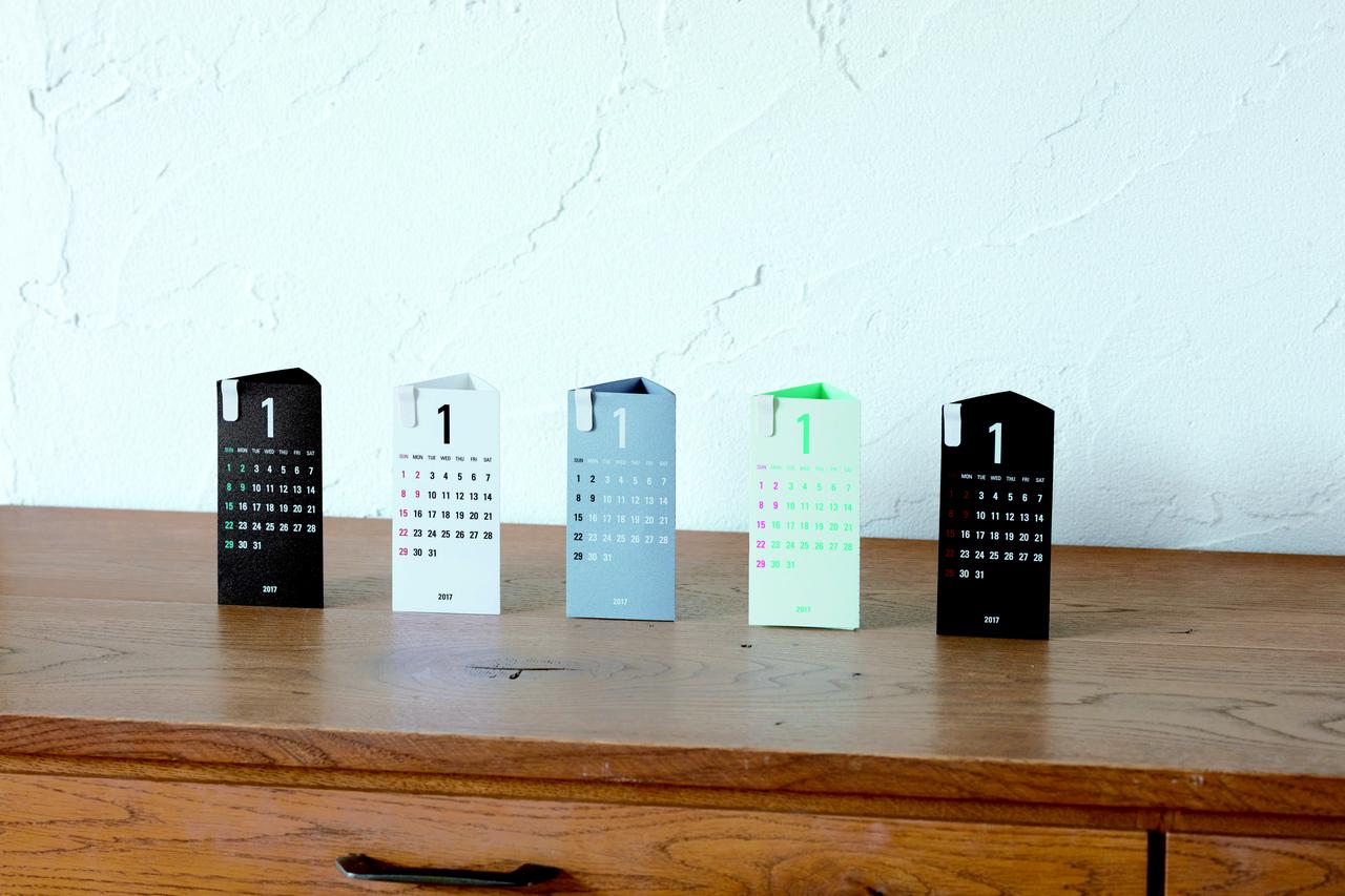 画像1: 6cm四方のスペースに収まる三角柱型カレンダー