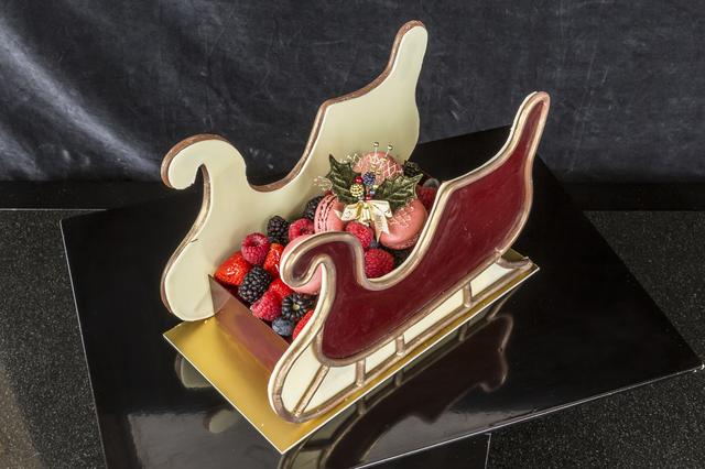 画像: ピスターシュ ラズベリーオレンジ (限定3台) パーティーサイズ 30,000円 12cm × 25cm × 5.5cm ピスタチオクランチの上に、ピスタチオビスキュイとオレンジクリーム、ラズベリーコンフィを幾重にも重ね、トップには女性に人気のマカロンやフレッシュベリーをあしらいました。 ソリをイメージした形状は見た目も愛らしく、パーティーのテーブルを華やかに彩る一品です。