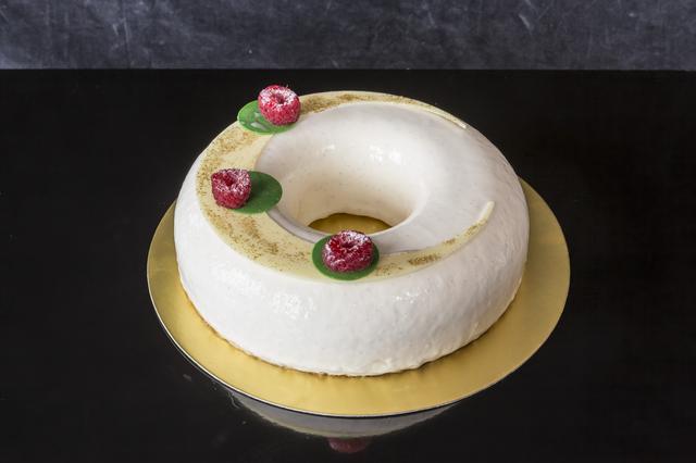 画像: バニーユ ヴィオレ 18cm 6,400円 ラズベリーコンフィとアーモンドダックワースをバニラムースで包み込み、純白の雪のようなホワイトチョコレートのグラサージュでコーティングしました。ベリーの爽やかさとダックワースの独特の食感が楽しいケーキです。