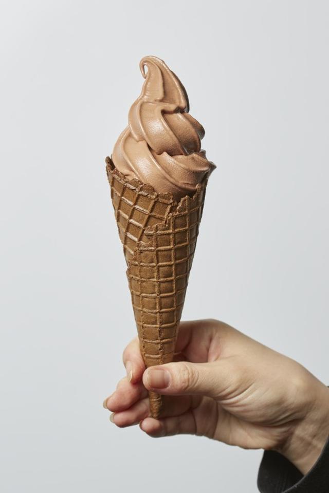 画像: 【生チョコソフト】 コロンビア産のビターチョコレートを使用した生チョコをベースにしたソフトクリーム。濃厚な味わいながら、さっぱりとした後味で季節を問わずお楽しみ頂けます。 ¥400(税込)