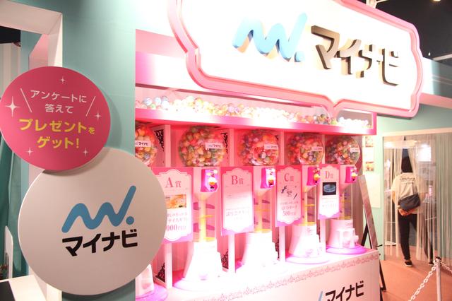 画像: 5台のガチャガチャが並びます。当たりガチャを引くと豪華商品が…!