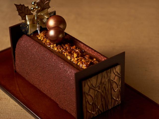 画像: 【ブッシュ・ド・ノエル“YUZU”】 料金:17cm¥4,300(税別) ヴァローナのミルクチョコ「アゼリア」の甘いムースの中に、爽やかな柚子のクリームが入っている軽やかな味わいの一品です。ヘーゼルナッツのヌガーのザクザクとした食感と共にお楽しみください。