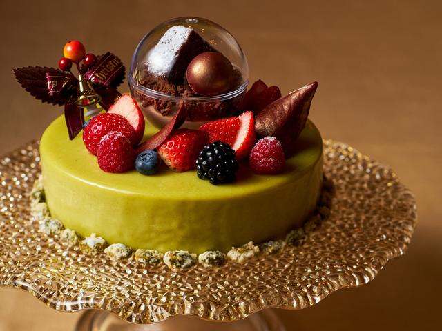 画像: 【ピスタチオフレーズ】 料金:15cm(5号)¥4,300(税別) ショップの人気定番商品「シシリアン」をノエル仕様にアレンジしました。ピスタチオのババロワと苺のコンフィチュールは大人の味わい。スノードームに入ったチョコレートムースとブラウニーが可愛らしいアクセントになった一品です。
