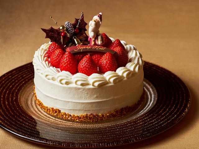 画像: 【嘉山農園の苺ショートケーキ】 料金:5×12cm(4号)¥3,800(税別)/5×15cm(5号)¥4,500(税別) パティシエが指名買いするほど人気の「嘉山農園の苺」をふんだんに使用したショートケーキです。生クリームに合うようスポンジ生地にもこだわって作りました。苺の甘い香りと、みずみずしい食感をご堪能ください。
