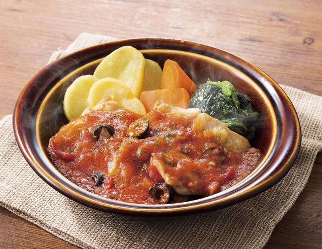 画像: ■チキンのトマト煮込み 999円(税込1,078円) 大き目にカットした鶏モモ肉をグリルし、野菜の旨みがきいたトマトベースのソースと合わせオーブンで煮込みました。ジューシーな鶏の旨みとトマトの酸味が絡み合い、最後まで飽きずにお召し上がりいただけます。