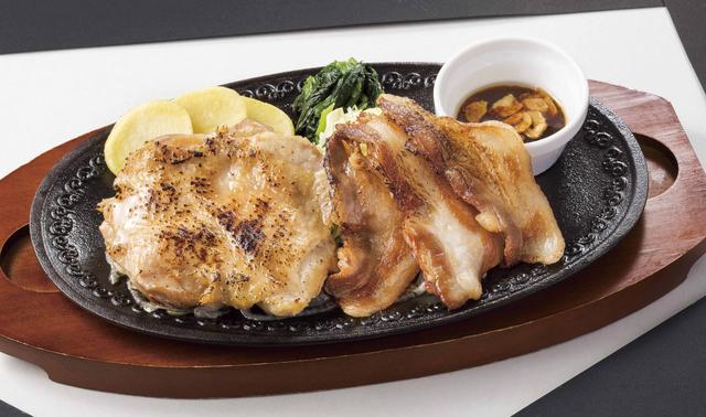 画像: ■炙りチキン&あぐー豚のグリル※ 1,249円(税込1,348円) 肉厚ながらもふっくらと柔らかなブラジル産鶏モモ肉のグリルを直火で炙り、香ばしさをプラスした「炙りチキン」と、オレイン酸を多く含み、脂身の甘さと口どけの良さが特徴の「美ら島あぐー豚」を一緒に楽しめる一品です。