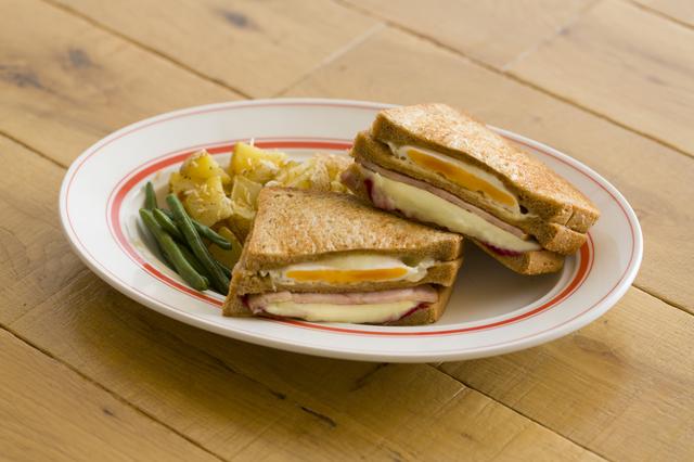 画像: 『ターキーホットサンド with クランベリー』価格:1,380円(税別) ターキーと卵、とろけるモッツァレラチーズと滑らかに仕上げたマッシュポテトを贅沢にサンドしたボリューム満点のホットサンドです。酸味のあるクランベリーソースがアクセントとなり更に旨みを引き立てます。添えられた風味豊かなココナッツローストポテトとご一緒にお召し上がりください。