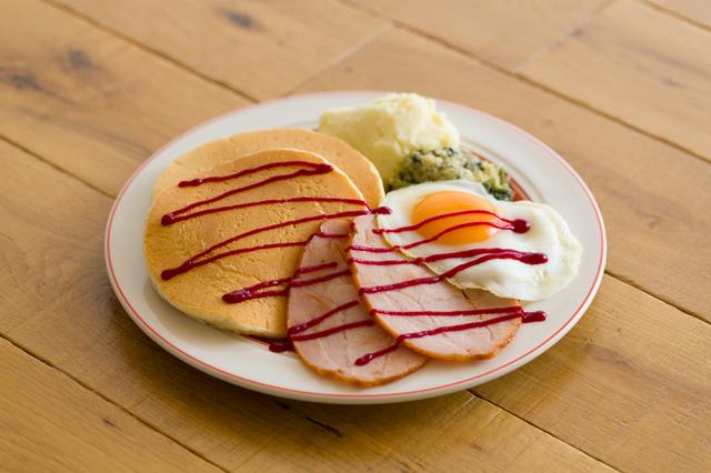 画像: 『サンクスギビングパンケーキプレート』価格:1,450円(税別) ターキーや卵、マッシュポテト、クリーミーホウレン草などサンクスギビングの定番食材を盛り付けたパンケーキプレートです。ターキーとほんのり塩味のきいたパンケーキは相性が良く、更にクランベリーソースの甘酸っぱさがマッチした一皿です。