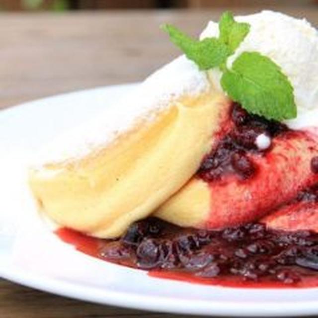 画像: 『濃厚チーズムースパンケーキ ベリーソースがけ』 濃厚でコクのあるクリームチーズとフレッシュ感のあるマスカルポーネを合わせたチーズムースを使い、そこに相性の良い自家製のベリーソースをたっぷりとかけた一品です。 価格:1,280円(税込)
