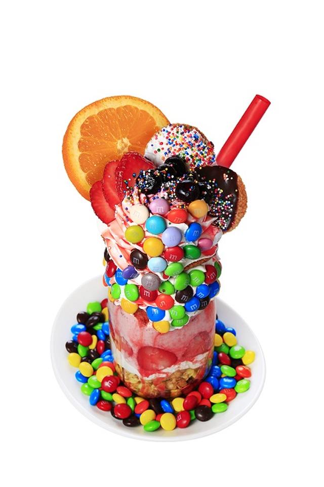 画像2: NY STYLE 19 COLORS M&M’S® PARFAIT (ニューヨークスタイル 19 カラー M&M’S® パフェ) 各 1,800円(税抜) NY ブルックリンの流行を取り入れたオリジナルカラフルパフェが登場! トッピングの M&M’S®は19 色。海外の M&M’S® World でしか手に入らない限定色を使用! 高さ 25cm のチョコたっぷりでスペシャルな盛りパフェを味わおう!