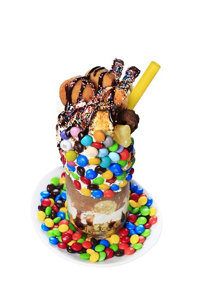 画像1: NY STYLE 19 COLORS M&M’S® PARFAIT (ニューヨークスタイル 19 カラー M&M’S® パフェ) 各 1,800円(税抜) NY ブルックリンの流行を取り入れたオリジナルカラフルパフェが登場! トッピングの M&M’S®は19 色。海外の M&M’S® World でしか手に入らない限定色を使用! 高さ 25cm のチョコたっぷりでスペシャルな盛りパフェを味わおう!
