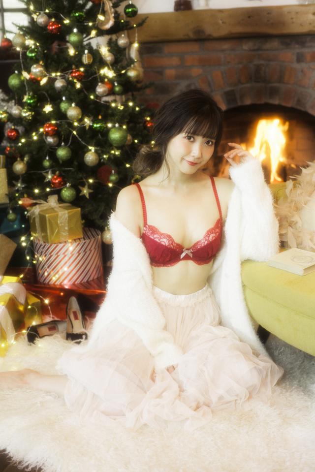 画像: RP(ローズピンク) クリスマス 年末独特の忙しない空気が好き。イルミネーションが輝く街並みに、買い物袋をたくさん抱えた足早な人た ち。普段は着ないフレアたっぷりのスカートに、ちょっと背伸びした大人のパンプス。そしてフェミニンが 溢れるローズピンクのランジェリー。いつもと違う自分になりたくなるような、一年で今だけの丌思議な感 覚。