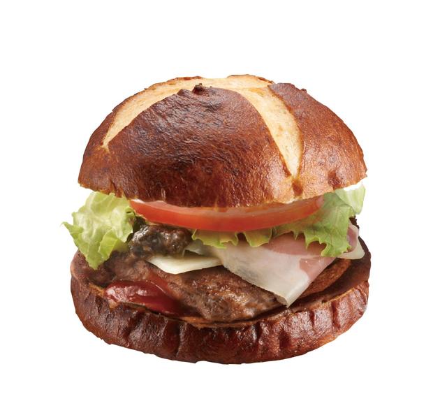 画像: 『プレッツェル プロシュート バーガー』¥860 食感のあるプレッツェルバンズに、高級食材のイタリア産プロシュート(塩蔵熟成させた生ハム)をサンド。オリーブソースとの味のハーモニーをお楽しみください。