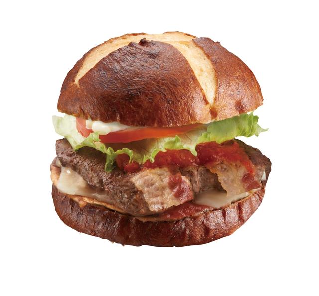 画像: 『プレッツェル モッツァレラベーコン バーガー』¥760 食感のあるプレッツェルバンズに、イタリア料理でよく使われるモッツァレラチーズとベーコン、赤パプリカソースを合わせました。ボリューム満点の一品です。