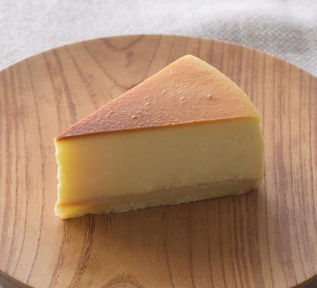 画像: 商品名:「ベイクドチーズケーキ」 価 格: ¥390(税込¥421) 発売日: 2016年11月1日 特 長: チーズの旨みと濃厚なコクを味わえる、どっしりタイプのベイクドチーズケーキです。