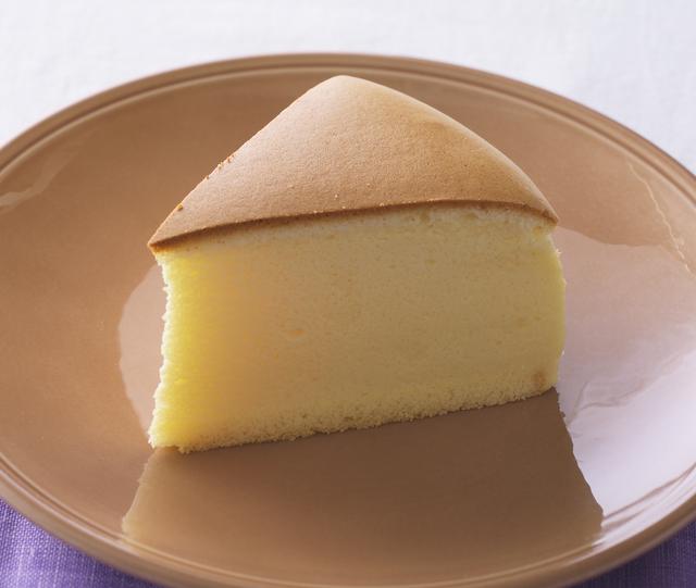 画像: 「チーズケーキ」 価 格: ¥320(税込¥345) 発売日: 2016年11月1日 特 長: “しっとり、ふわシュワッ”の食感がおいしさの秘密。 メレンゲをきめ細かく泡立てて、気泡をつぶさないようにゆっくり蒸し焼きにしました。チーズの旨みと食感をお楽しみください。