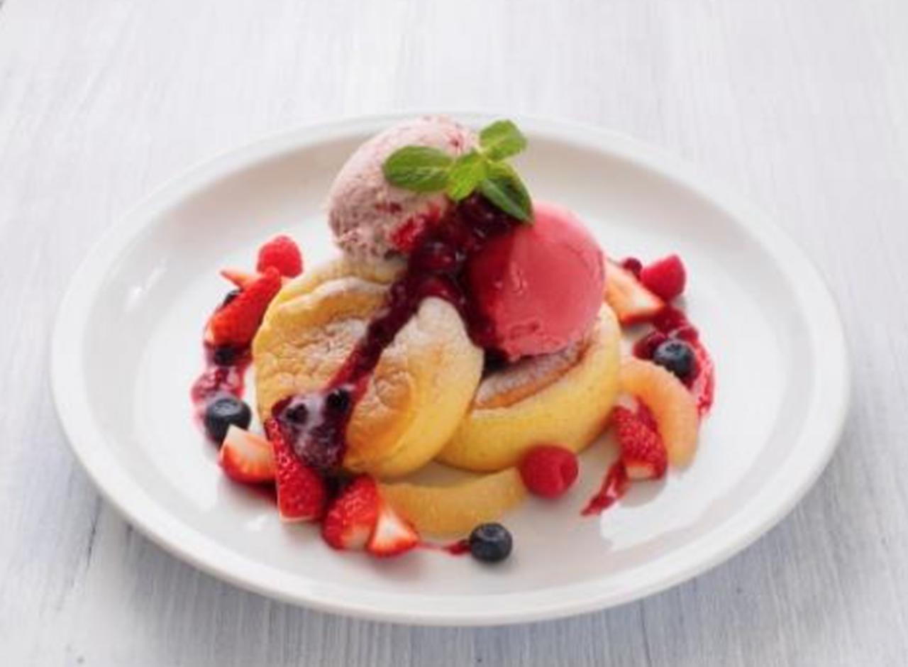 画像: 「ふわふわパンケーキ」 Butter 自慢の「スフレパンケーキ」。 リコッタチーズなど数種のチーズをパンケーキに合うバランスで、生地にあわせ、丁 寧にひとつひとつ焼き上げます。 中でも一番人気は、苺、ブルーベリー、ラズベリーをふんだんに使った「ミックスベリ ー」。さらにラズベリーアイスとミックスベリーのオリジナルソースもトッピングし、ベリー 好きにはたまらないふわふわパンケーキに仕上げました。