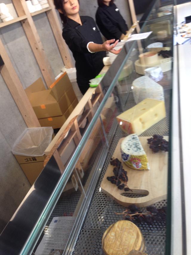画像: 1Fではチーズの試食も