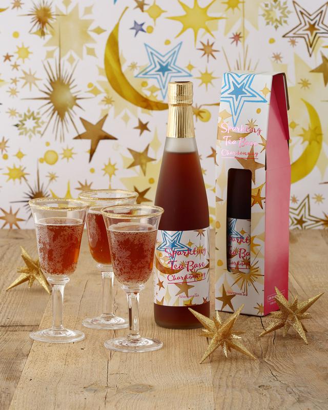 画像: <シャンパンをイメージしたノンアルコールの紅茶ドリンク> ■商品名:スパークリングティーベース シャルドネ ■価格:1,296円(税込) ■販売開始:11月1日(火) ■商品説明:炭酸で割るとスパークリングティーとして楽しんで頂けるリキッドティーベース。すっきりとしたダージリンにシャルドネ果汁を加えた上品な味わいです。冬の華やかなパーティシーンを彩ります。希釈用・加糖タイプのリキッドティーです。(500ml)