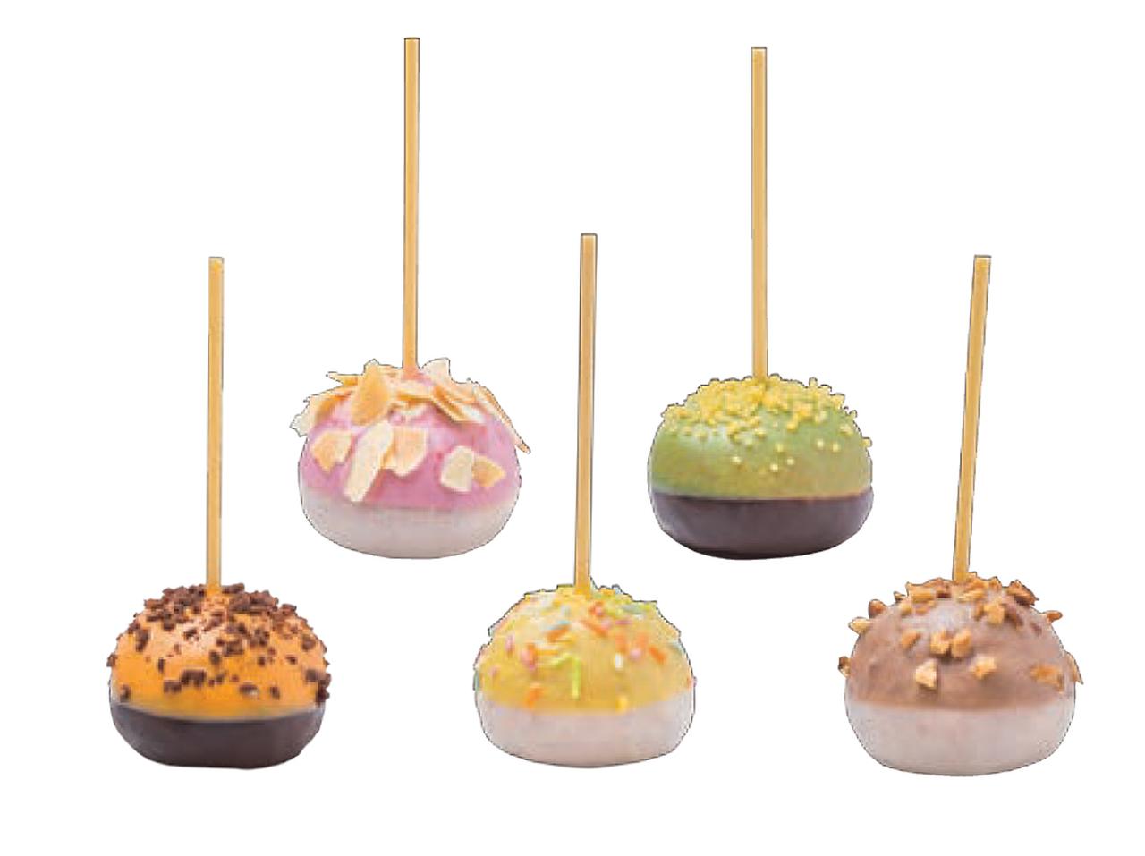 画像: ●ロリポップドーナツ　各108円 購入後に食べ歩きもできるテイクアウトショップならではのスティック付きドーナツ。ふんわりとした食感のミニボールサイズのイースト生地にカラフルなコーティングを施しました。 （左からオレンジ、ストロベリー、レモン、抹茶、カフェオレ）