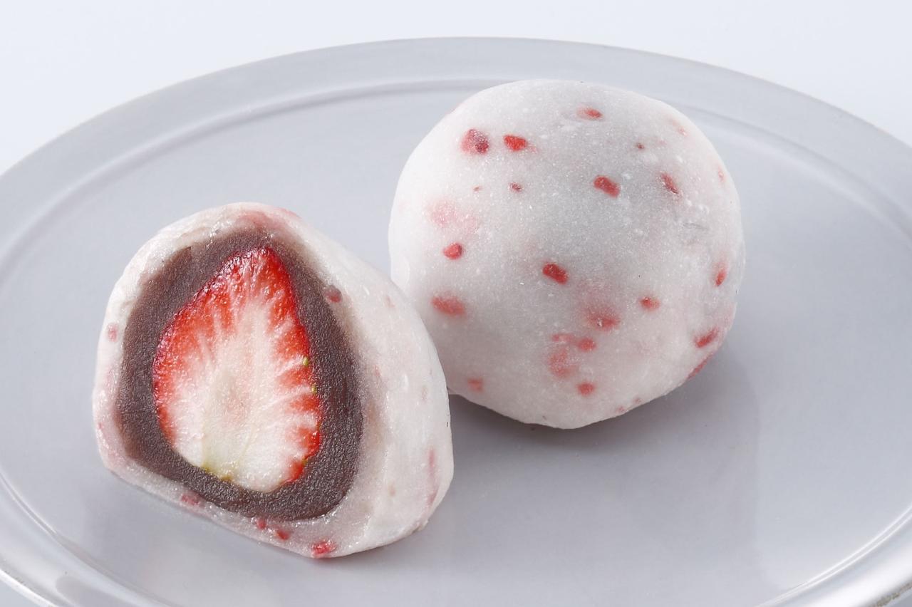 画像: まるでピンクの水玉模様をあしらったような大福！