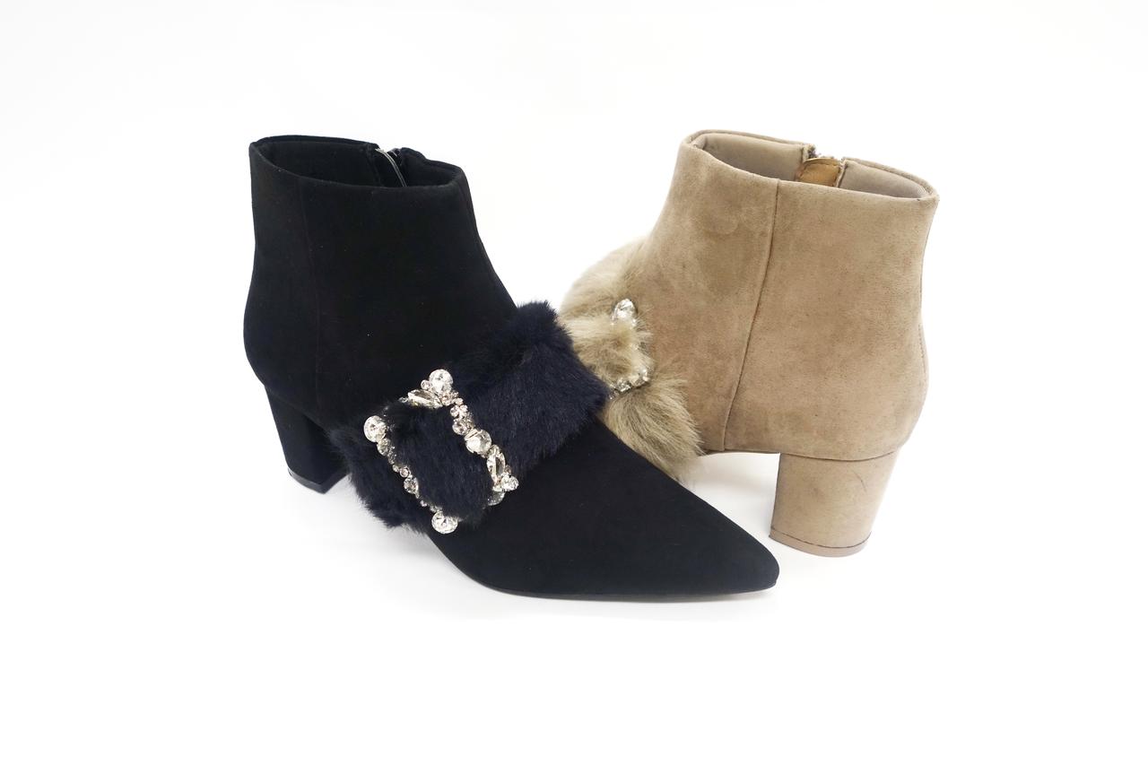 画像: FUR BELTED BOOTS ¥11,900+tax COLOR:BLACK,D.BEIGE エレガントなポインテッドトゥに、冬らしい温もりのあるファーベルトと、 雪や氷の輝きをイメージしたビジューバックルを合わせたボリュームある1足。 5.5㎝の太ヒールで安定感もあります。