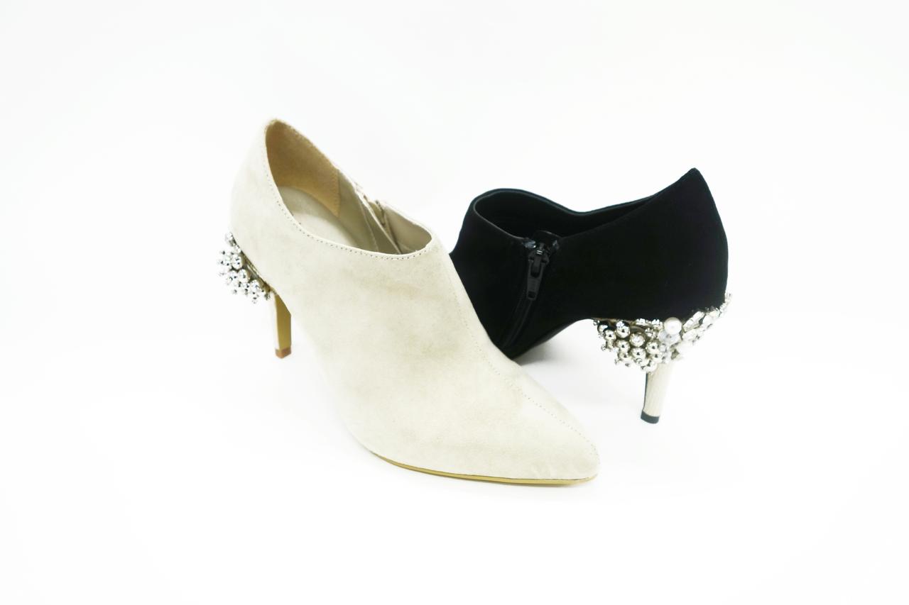 画像: BIJOU HEEL BOOTIES ￥10,900+tax COLOR:BLACK,BEIGE クリスタルやガラスのビジューで氷をイメージした高級感のある1足。 ヒール部分をデザインポイントにすることでシンプルかつデザイン性があり、 高反発クッションが入っているので足当たりが良いです。