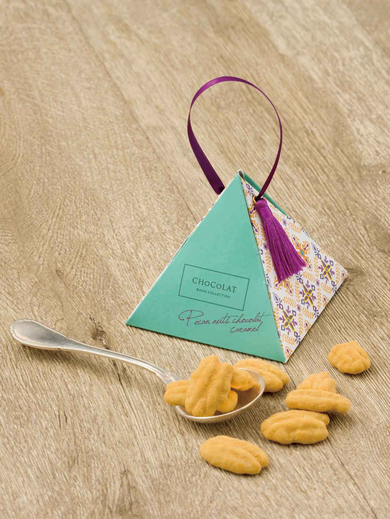 画像: ■商品名:ピーカンナッツショコラ キャラメル ■価格:497円(税込) ■商品説明:キャラメリゼしたピーカンナッツをホワイトチョコレートでコーティングして、キャラメルパウダーをまぶしました。