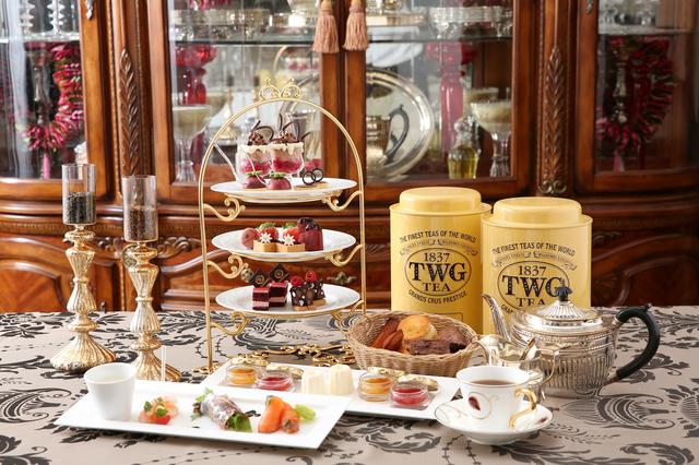画像1: ■カフェラウンジ「W Café」ではショコラと苺が絶妙にマッチした大人味の『ショコラストロベリーアフタヌーンティー』と、フレッシュ苺15粒をトッピングした『窯だしふわふわ 苺のパンケーキ』