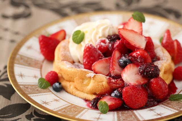 画像2: ■カフェラウンジ「W Café」ではショコラと苺が絶妙にマッチした大人味の『ショコラストロベリーアフタヌーンティー』と、フレッシュ苺15粒をトッピングした『窯だしふわふわ 苺のパンケーキ』