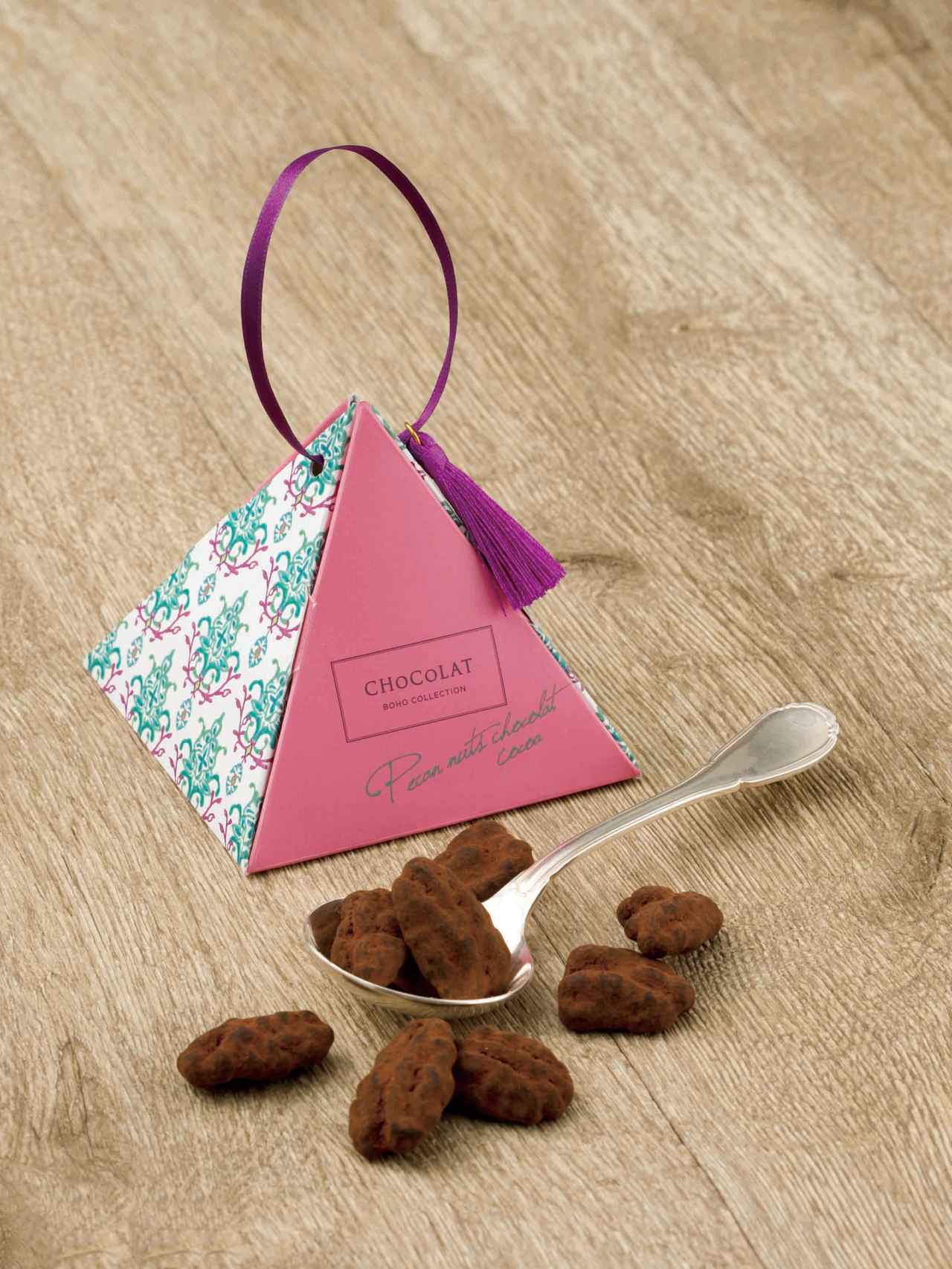 画像: ■商品名:ピーカンナッツショコラ ココア ■価格:497円(税込) ■商品説明:キャラメリゼしたピーカンナッツをミルクチョコレートでコーティングして、ココアパウダーをまぶしました。(30g)