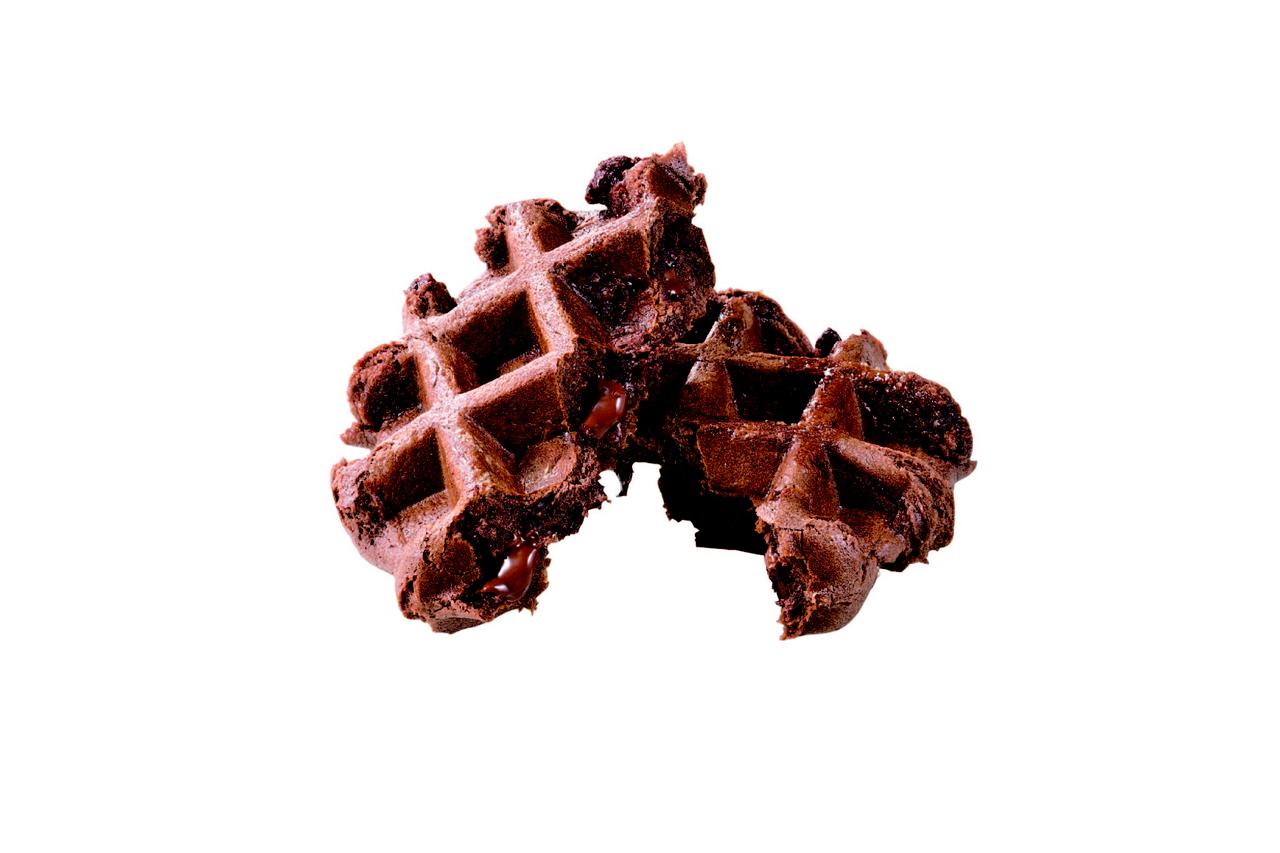 画像: チョコチップ プレーンチョコレート生地にチ ョコチップを包み、焼き上げました。やさしい甘さのチョコレート生地と、ビターなチョコチップの相性はばっちりです。 230 円