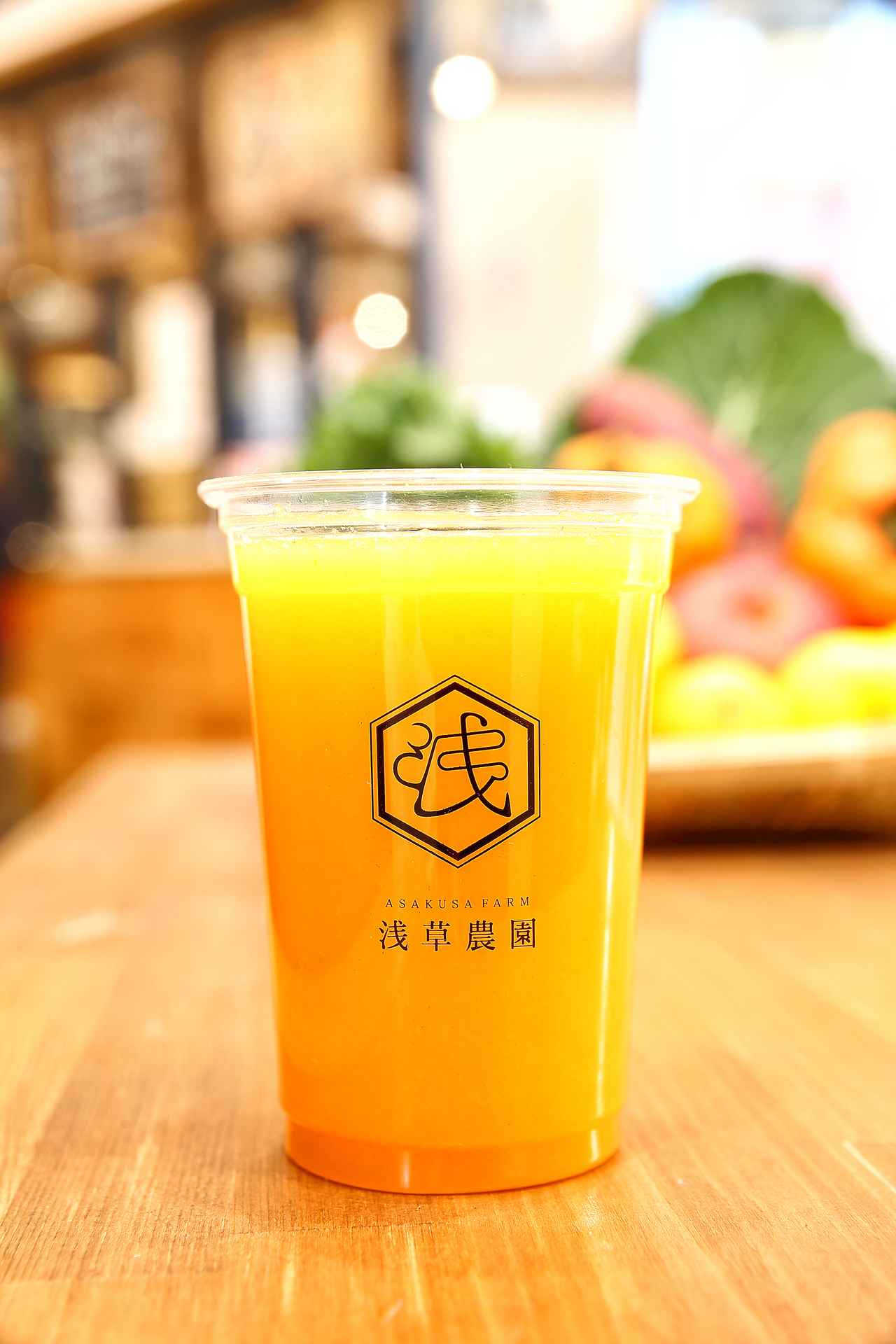 画像: 柿とミカンとレンコン(900円) 柿に含まれる酵素はアルコール分解を促し、二日酔い解消に効果があり、みかんと柿に含まれる豊富なビタミンCは風邪の防止に。レンコンに含まれるムチンは消化促進と胃腸の炎症を抑える働きがあります。 <使用食材>柿、レンコン、みかん、グリーンレモン