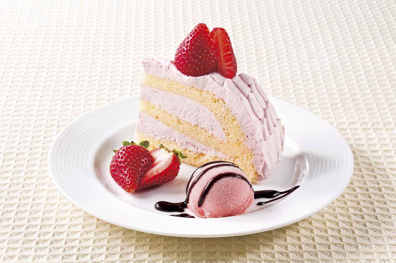 画像: <商品名>苺のケーキ シャーベット添え <価 格>580円(税込627円) <商品説明>ふんわりしたスポンジ生地に苺風味のクリームを挟んだドーム型のケーキです。苺とチョコレートソースをかけた苺シャーベットを添えました。