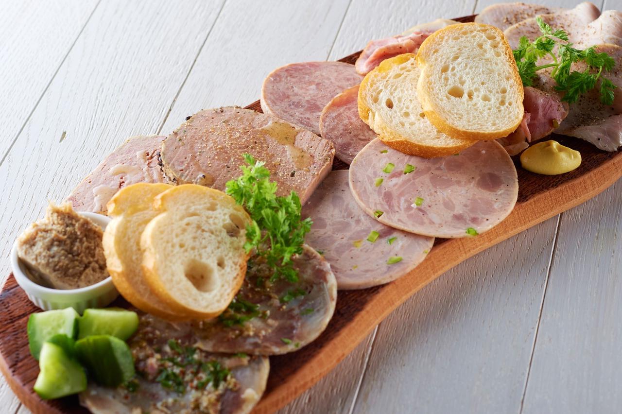 画像: 「シャルキュトリーの盛り合わせ」税別1,780円。 写真は「Bistroミヤマス」で提供しているもの。 ＊価格や内容は、店舗や季節により多少異なります。